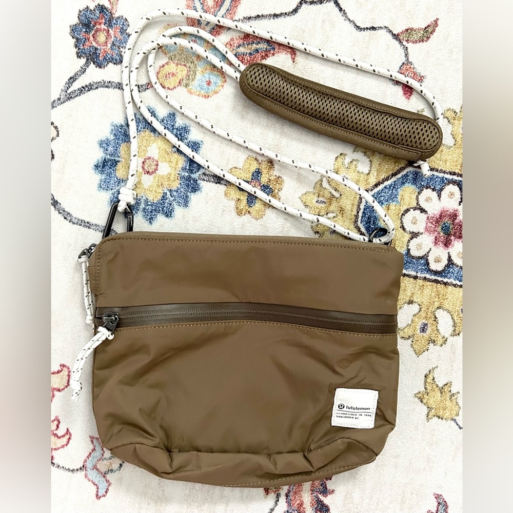 NEW Lululemon Patch Logo Crossbody Bag 2.5L Artifact Casual Athletic Vacation